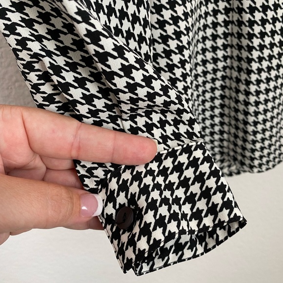 Karen Scott • Houndstooth Black & White Pattern Button Down Longsleeve Blouse - Picture 5 of 13